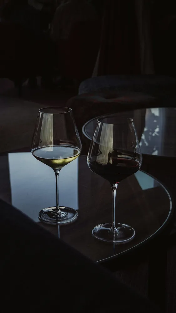 Dos copas de vino sobre una mesa