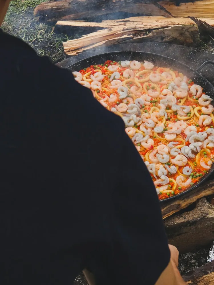 Paella de marisco cocinada a la leña