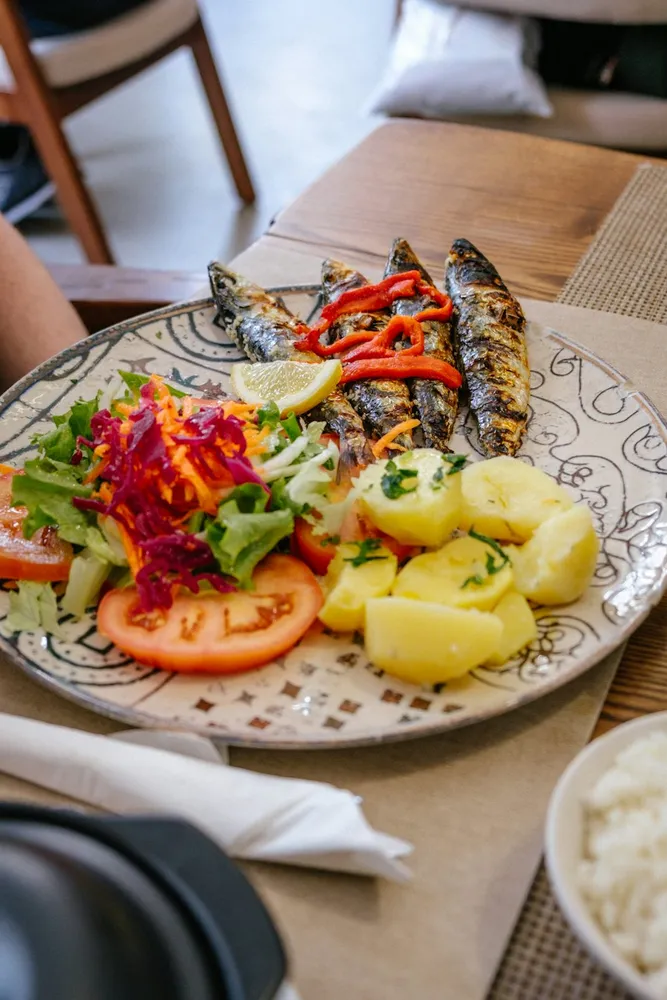 Sardinas a la brasa con ensalada y patatas