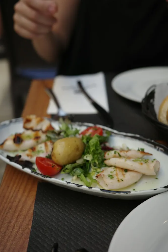 Calamar a la plancha, patatas y tomates cherry