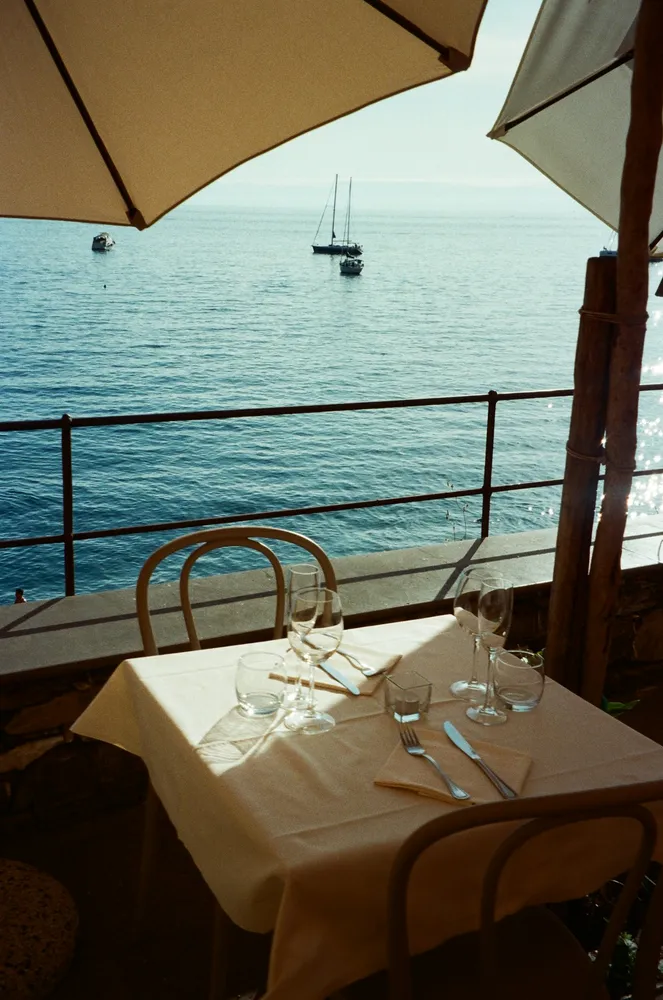 Mesa de restaurante frente al océano